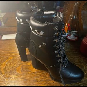 Black DKNY boots 81/2